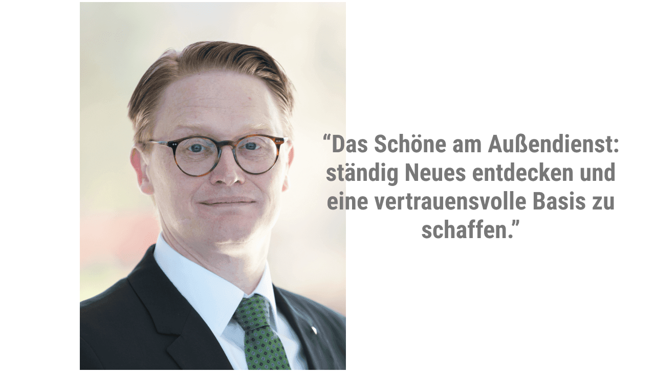 Versicherungsexperte mit Zitat