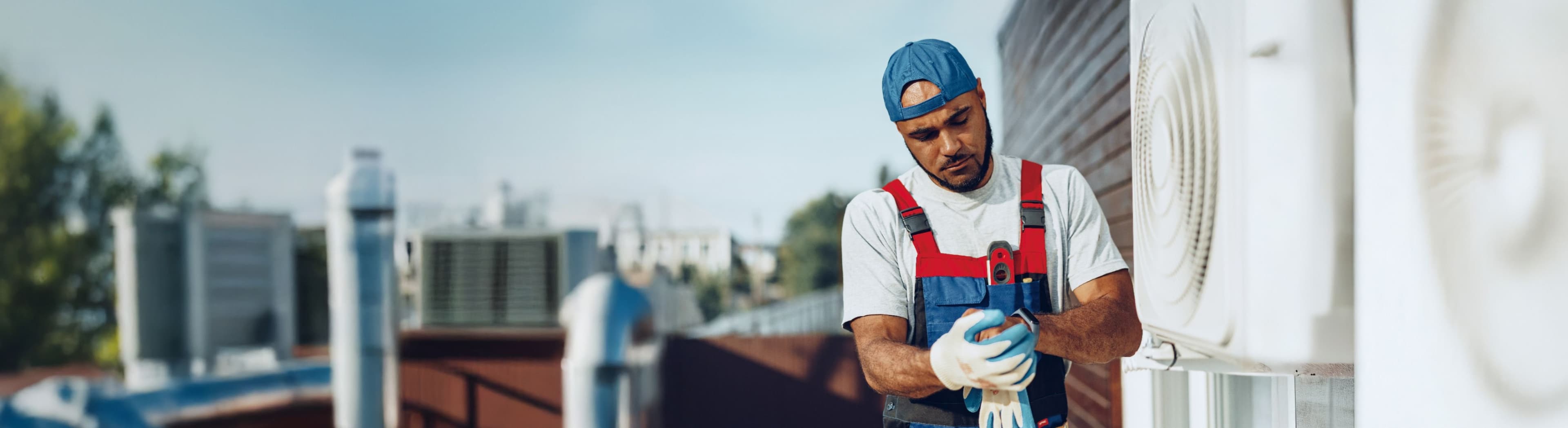 Handwerker bei Installation überpfüft sein Handgelenk