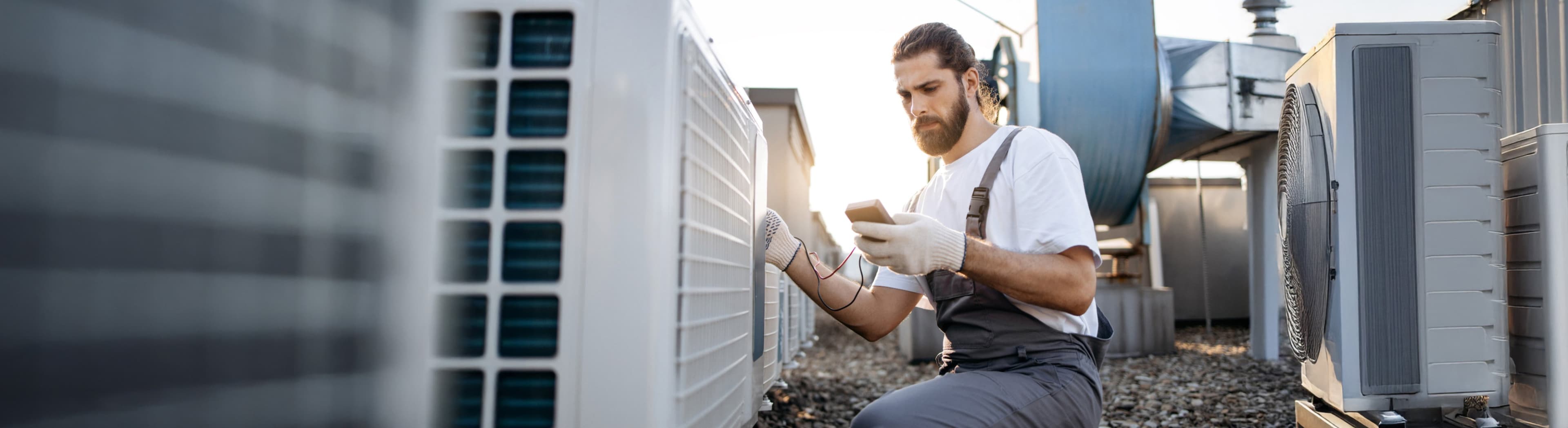 Handwerker prüft Klimaanlage